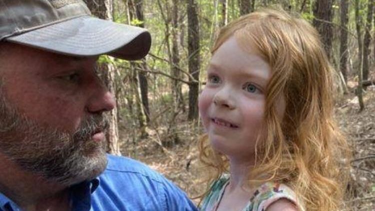 Čtyřletou holčičku našli v lese po 48 hodinách. Hlídal ji její pes